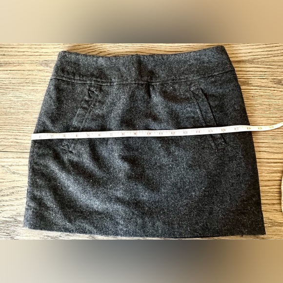 ADORABLE WOOL MINI SKIRT WITH FAUX POCKETS, IN GRAY. SIZE SMALL, FULLY LINED - Picture 7 of 11